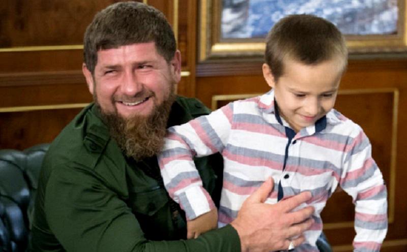 რამზან კადიროვმა დაცვაში 6 წლის ბიჭი აიყვანა - "ეს კაციჭამია მდაბიო პიარსვლებით იმ კოშმარის გადაფარვას ცდილობს, რაც ჩეჩნეთში ხდება..."