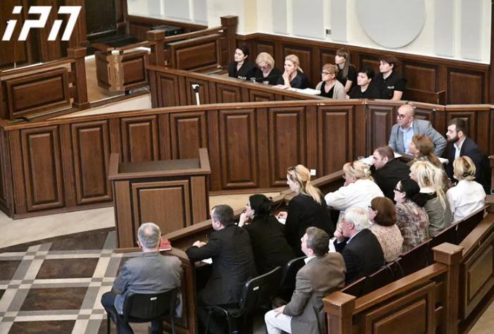 ადვოკატ ნაირა ოტიაშვილს 15 ადვოკატი იცავს