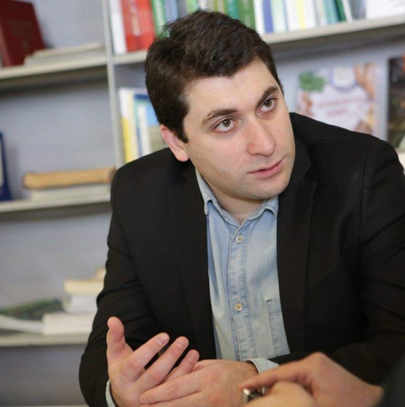 "სტუდენტმა ძალადობაში დამადანაშაულა... ბოდიშს ვუხდი მეუღლეს, ოჯახს" - ლექტორი "ფეისბუქის"პოსტის გამო უნივერსიტეტს ტოვებს