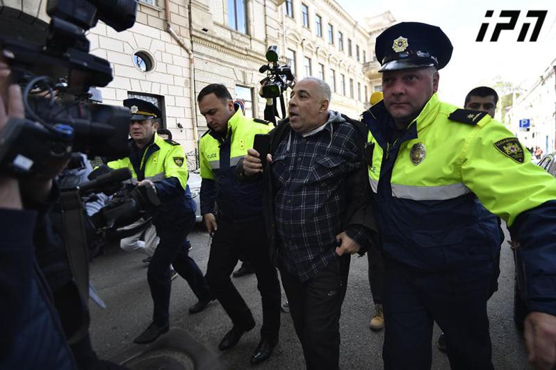 შეხლა-შემოხლა აქციაზე უზენაეს სასამართლოსთან - დაკავებულია ჟურნალისტი ზაზა დავითაია