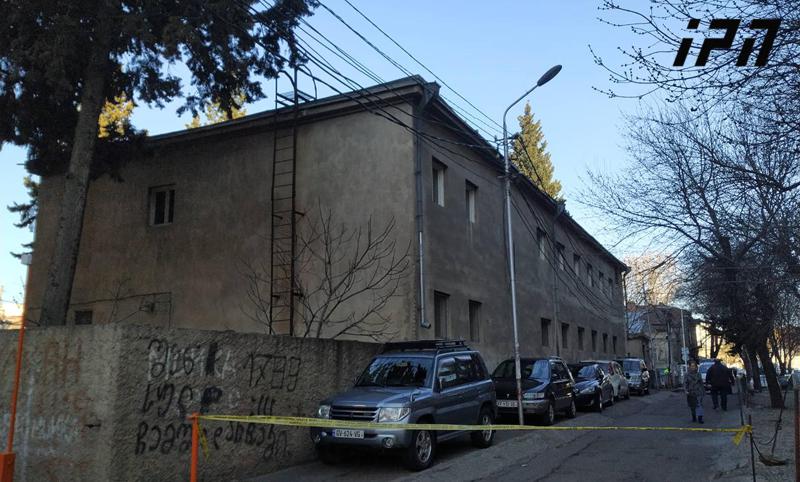 ავლაბარში, ახალგაზრდა მამაკაცი საცხოვრებელი კორპუსიდან გადმოხტომით იმუქრება