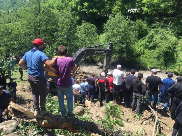 მესტიაში მდინარიდან იმ მანქანის ამოყვანის სამუშაოები განახლდა, რომლითაც ორი ახალგაზრდა ხიდიდან გადავარდა