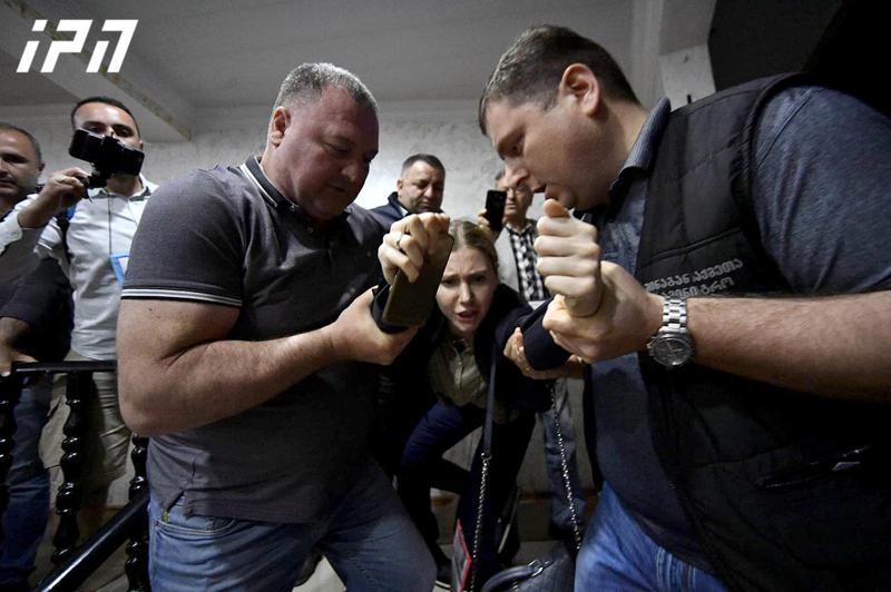 "არ გაპატიებთ, თავს დამესხით 10 კაცი და გამომათრიეთ გაკოჭილი, სირცხვილი თქვენ" - თინა ბოკუჩავა საარჩევნო უბნიდან ძალით გაიყვანეს