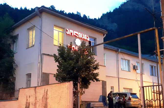 ბორჯომის 1-ელ სკოლასთან შეკრებილებს მიაწოდეს ინფორმაცია, რომ დაკარგული მოსწავლეები იპოვეს