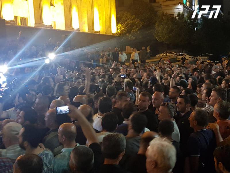 პარლამენტის შენობის წინ ვითარება დაიძაბა - ადგილზე ფიზიკური დაპირისპირებაა