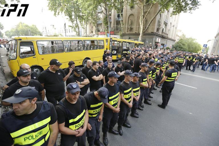 რუსთაველზე, სადაც ორი პარალელური აქცია უნდა გაიმართოს, პოლიციამ კორდონი გააკეთა