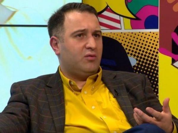 ჟურნალისტი ზაზა სვანაძე ანგელა მერკელის ჩამოსვლისას აეროპორტის დაცულ ტერიტორიაზე შესვლას ცდილობდა, რის გამოც დააკავეს