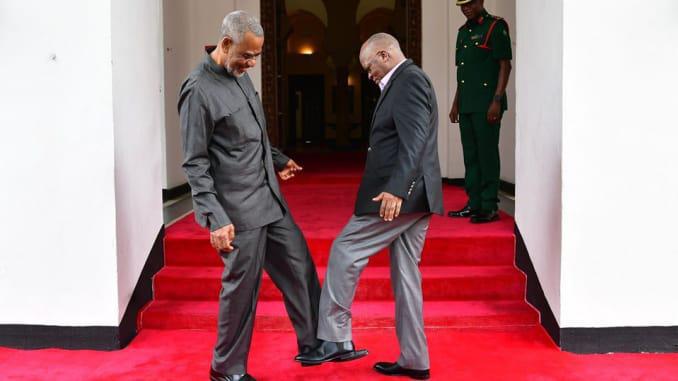 მისალმება ფეხებით, მუშტებით და იდაყვებით - როგორ შეცვალა კორონავირუსმა ადამიანების ჩვევები