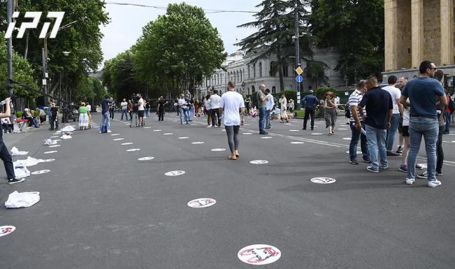 პუტინის გამოსახულებიანი სტიკერები ასფალტზე, დისტანციის დასაცავად - რა ხდება რუსთაველზე, სადაც მალე აქცია დაიწყება