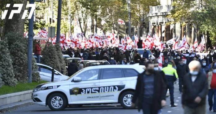 ენმ-ის ლიდერები საკუთარ მხარდამჭერებთან ერთად პარლამენტისკენ მსვლელობით მიემართებიან