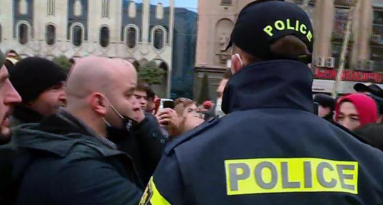 რა მოხდა პარლამენტთან, სადაც 5-მდე მოქალაქე დააკავეს - კადრები საპროტესტო აქციიდან