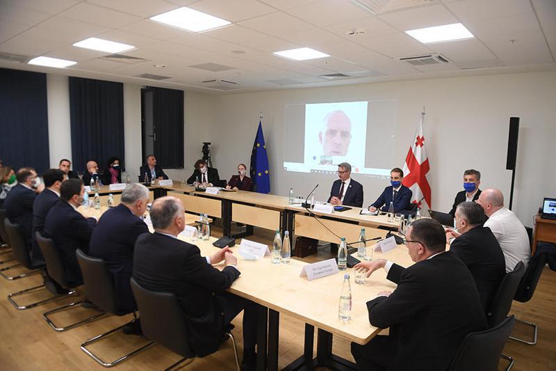 "ქართულ ოცნებასა" და ოპოზიციას შორის შეხვედრა მიმდინარეობს