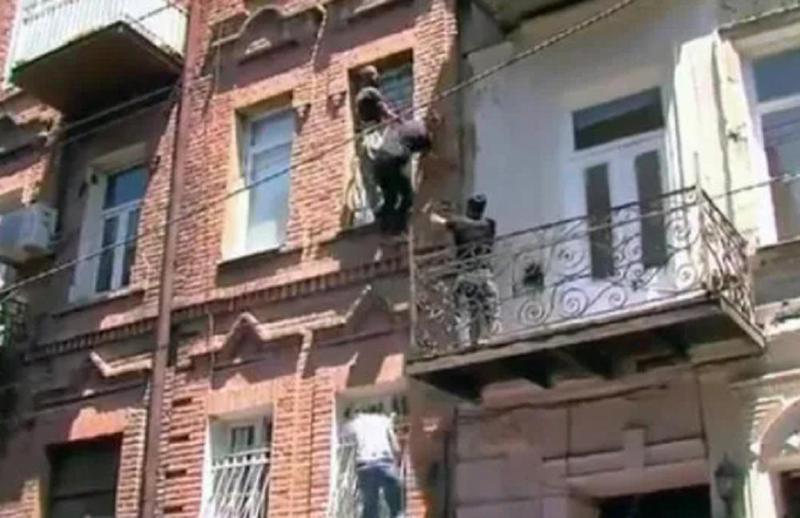 "ღირსების მარშის“ მოწინააღმდეგეები "თბილისი პრაიდის“ ოფისში შეჭრას აივნებიდან ცდილობენ - მათ ოფისზე განთავსებული ლგბტ დროშა დაწვეს