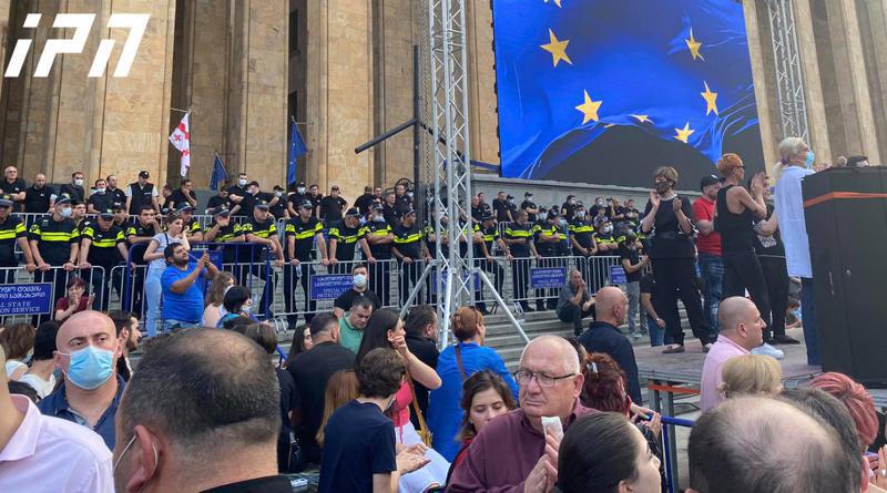 რა ვითარებაა პარლამენტთან, სადაც მთავრობის გადადგომის მოთხოვნით აქცია მიმდინარეობს