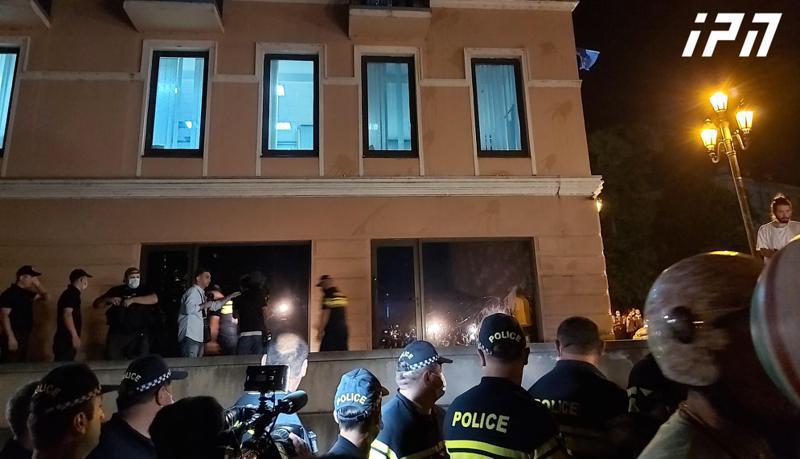 აქციის მონაწილეებმა "ქართული ოცნების" ოფისს კვერცხები დაუშინეს