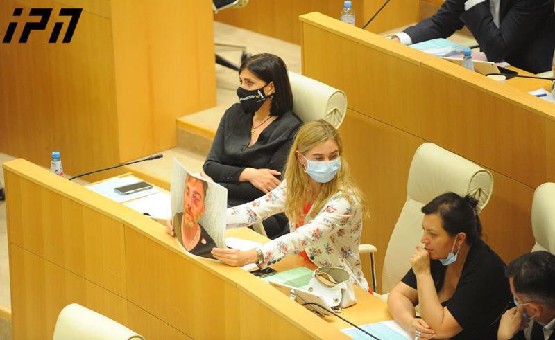 თინა ბოკუჩავა ვახტანგ გომელაურს - ერთადერთი განცხადება, რომელიც საზოგადოებას უნდა, რომ მოისმინოს, არის ის, რომ თქვენ გადადექით და გადადგა ირაკლი ღარიბაშვილი