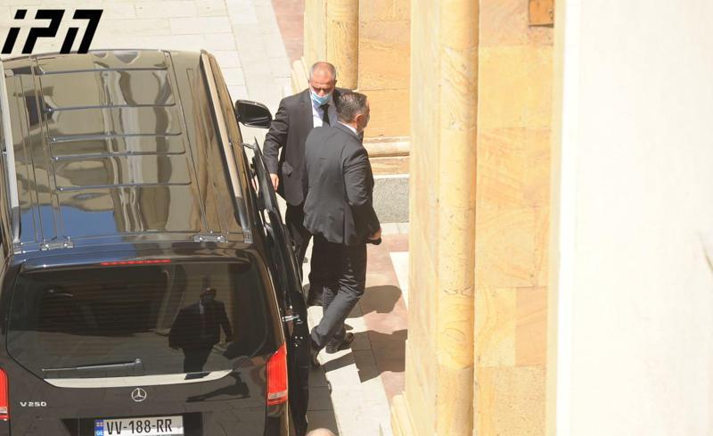 ვახტანგ გომელაური პარლამენტში მივიდა