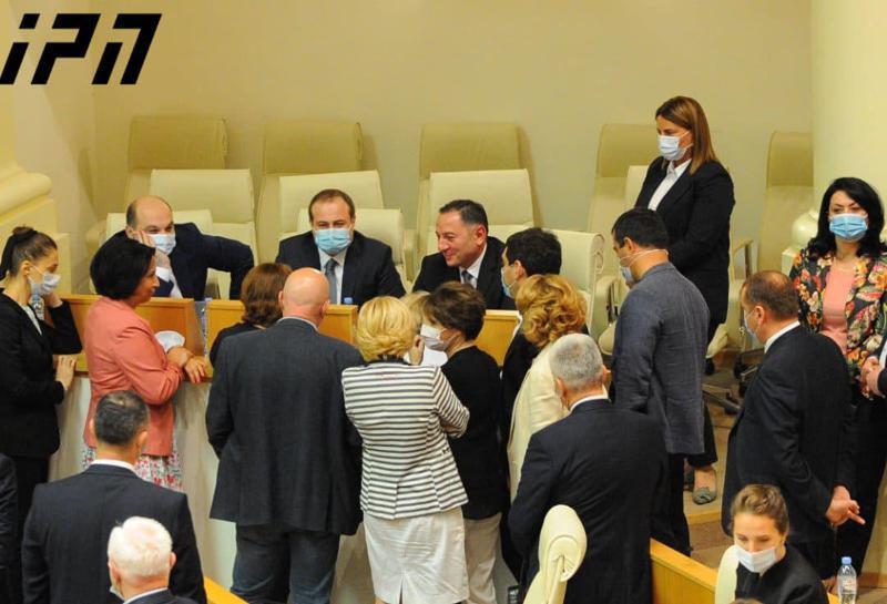 ირაკლი კობახიძემ და მამუკა მდინარაძემ პლენარული სხდომის შეწყვეტა მოითხოვეს - სესიაზე შესვენება გამოცხადდა