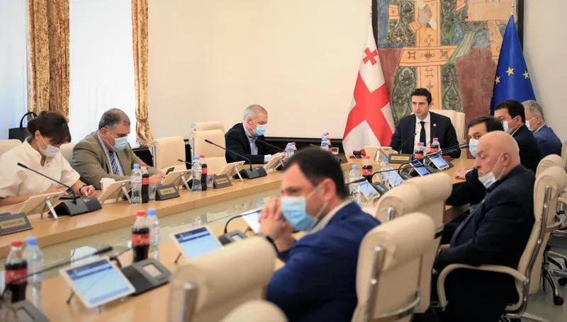 "ჟურნალისტები სესიაზე ვერ შემოვლენ, რომ კითხვები დაუსვან გომელაურს - ამისთვის არიან დეპუტატები" - კახა კუჭავა