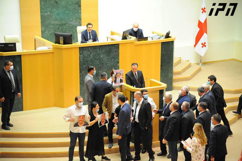 დღევანდელი რიგგარეშე  სხდომა დაიხურა - შინაგან საქმეთა მინისტრის მოსმენა დღეს აღარ გაიმართება