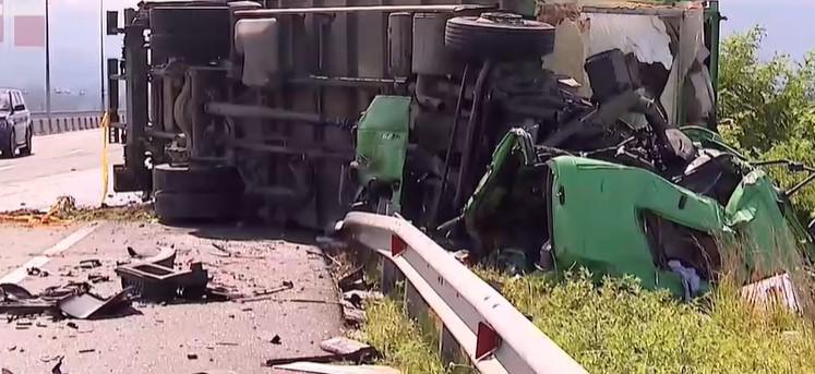 ქობულეთში ერთმანეთს 2 სატვირთო მანქანა შეეჯახა, არის მსხვერპლი - მძიმე კადრები შემთხვევის ადგილიდან