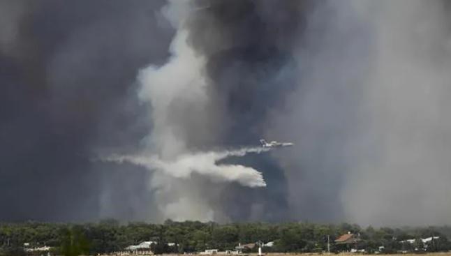 "ათასობით ადამიანმა დატოვა სახლები... განხორციელდა ევაკუაცია" - საბერძნეთში ძლიერ ხანძარს ებრძვიან