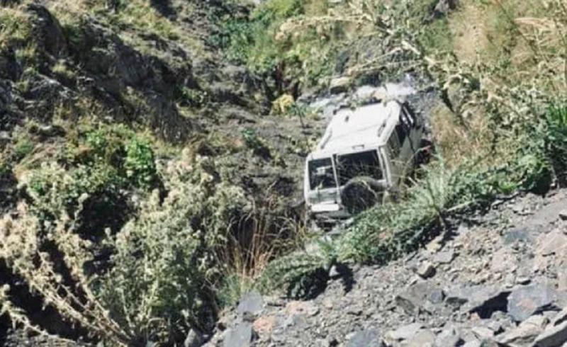 ფშაველი-ომალოს გზაზე მანქანა რამდენიმე მეტრის სიმაღლიდან გადავარდა - არის მსხვერპლი