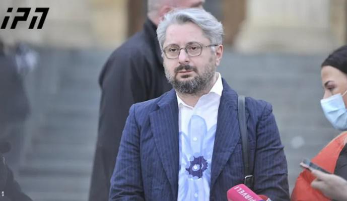 "მივმართავ ბიძინა ივანიშვილს... მოშიმშილე სააკაშვილი არის მხნედ, მოკითხვას გითვლით და გაფრთხილებთ" - ნიკა გვარამია