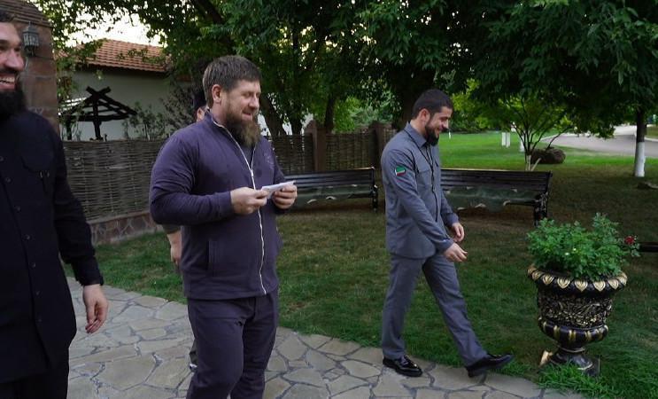 რამზან კადიროვი ჩეჩნეთის საუკეთესო რეპორტიორად დაასახელეს - "რეპორტაჟებს აგზავნიდა ექსკლუზიური ადგილებიდან... საზოგადოებას თავისი თუთიყუში გააცნო"