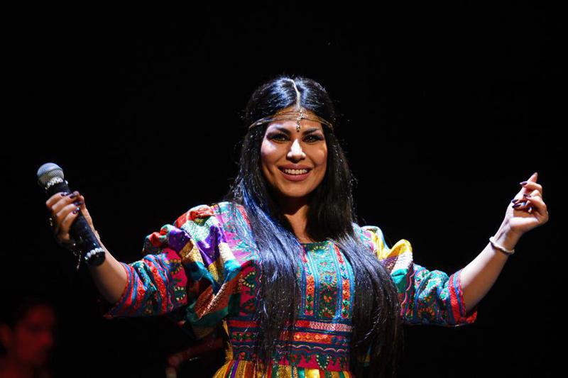 “ვლოცულობ, რომ ადამიანებმა ტერორისტებისა და აფეთქებების გარეშე იცხოვრონ“ - რას წერს ავღანელი პოპვარსკვლავი, რომელმაც ქაბულის დატოვება სატვირთო თვითმფრინავით შეძლო