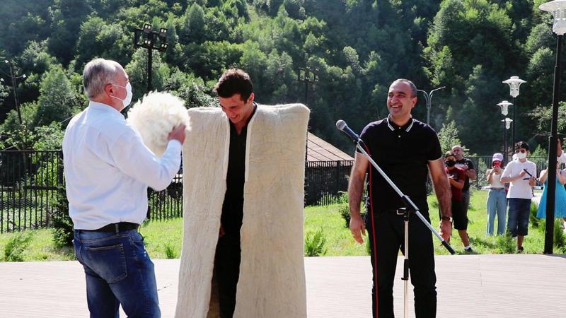 გუდამაყრის ერთ-ერთ მწვერვალს ლაშა ბექაურის სახელი მიენიჭა - ოლიმპიურ ჩემპიონს საჩუქრად 500 კვ.მ მიწა, ყაბარდოული ჯიშის კვიცი და ნაბადი გადასცეს