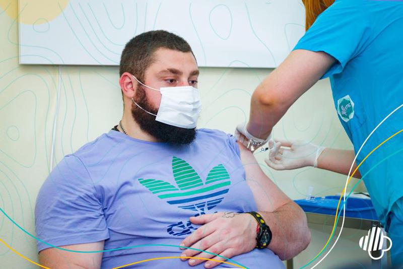 ორგზის ოლიმპიური ჩემპიონი ლაშა ტალახაძე აიცრა