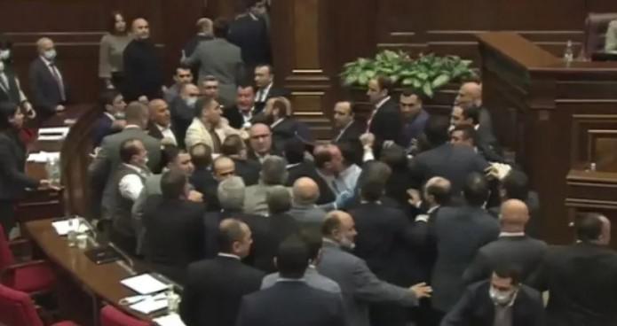 დაპირისპირება სომხეთის პარლამენტში - ერთ-ერთ დეპუტატს ჰოსპიტალიზაცია დასჭირდა