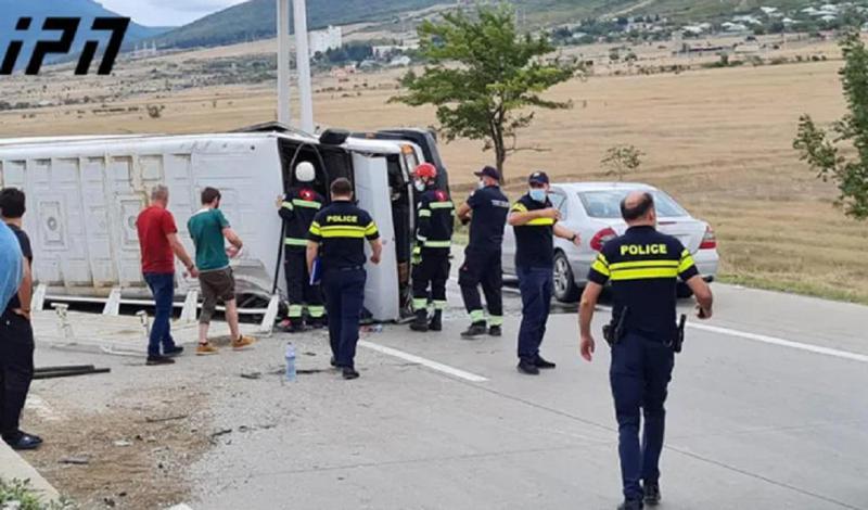 იგოეთი-ნატახტარის მონაკვეთზე, ზუგდიდიდან თბილისისკენ მოძრავი მიკროავტობუსი გადაბრუნდა - არიან დაშავებულები (ვიდეო)