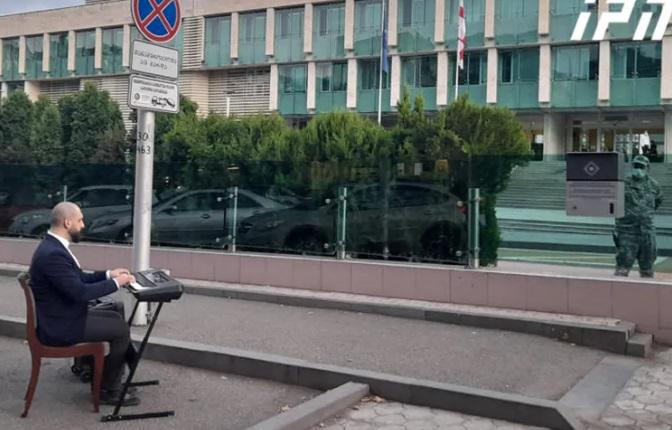 "სუს-თან მოვედი პიანინოთი, სმენა შევუმოწმე და შევასრულე მუსიკა ფილმიდან “სათამაშო” - ბორის ყურუა