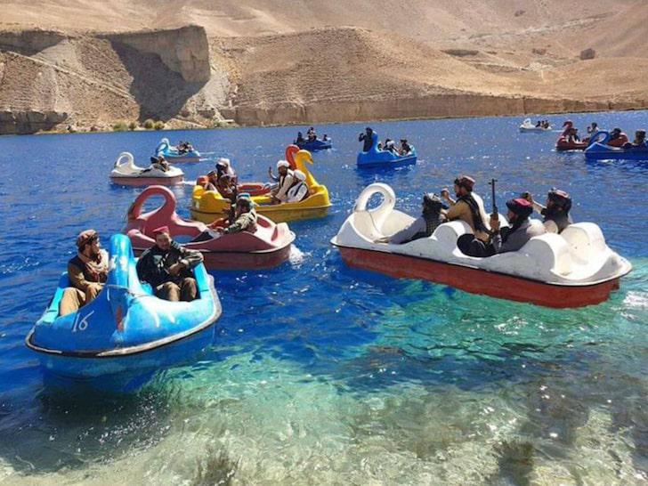 როგორ ერთობიან შეიარაღებული თალიბები გედებისა და ფლამინგოების ფორმის ნავებზე - "თალიბანის" წევრების მხიარულება ავღანეთის ეროვნულ პარკში (ფოტოები)