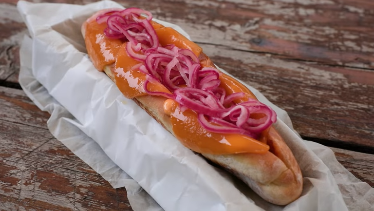 ჰოთ–დოგის ისტორია და მისი განსაკუთრებული რეცეპტი ლუდში მოხარშული სოსისით