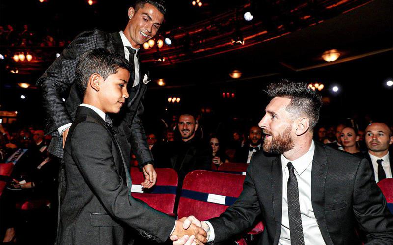 "მითხრა, ის არ არის მესი, ძალიან პატარაა... ჩემი შვილიშვილი უკვე მესიზე მაღალია" - კრიშტიანუ რონალდუს დედა უმცროსი რონალდუსა და მესის შეხვედრაზე