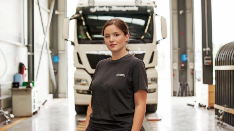 ქალი მექანიკოსი სატვირთოების სამყაროში