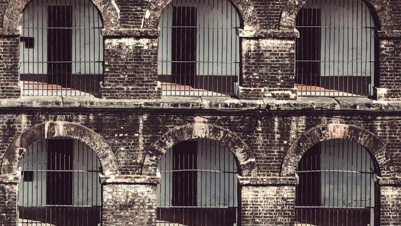 ინდოეთში 15 წლის გოგონას ჯგუფური გაუპატიურების ბრალდებით 28 პირი დააკავეს - გოგონაზე 9 თვის განმავლობაში ძალადობდნენ