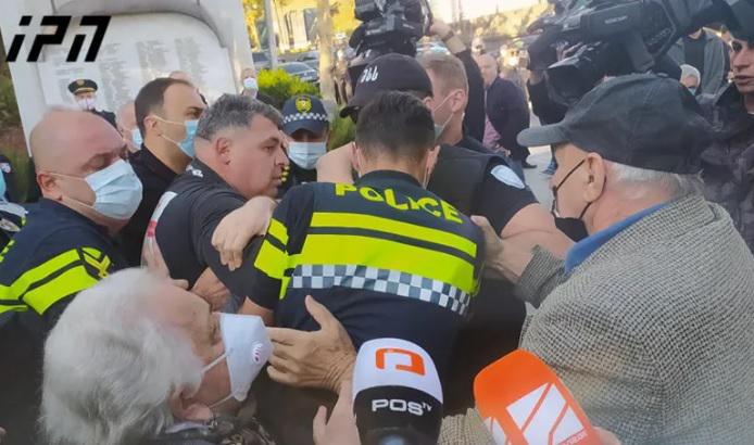 დაპირისპირება გმირთა მემორიალთან - სამართალდამცველებმა ორგანიზაცია "დევნილები დევნილებისთვის“ თავმჯდომარე დააკავეს