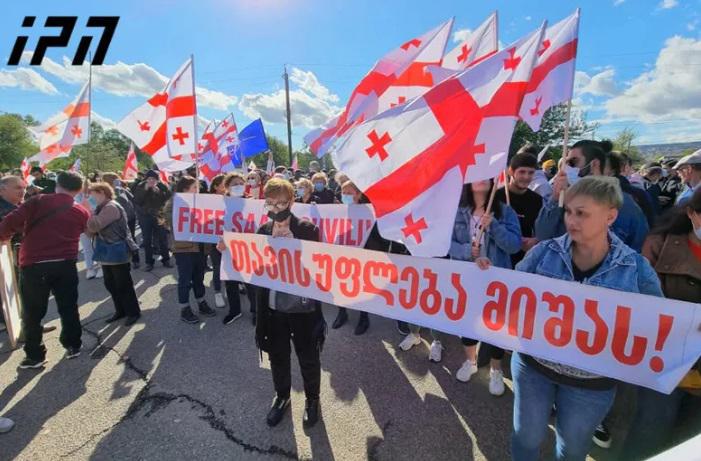 რა ხდება ამ წუთებში რუსთავის ციხესთან,  სადაც მიხეილ სააკაშვილის მხარდამჭერები არიან შეკრებილნი