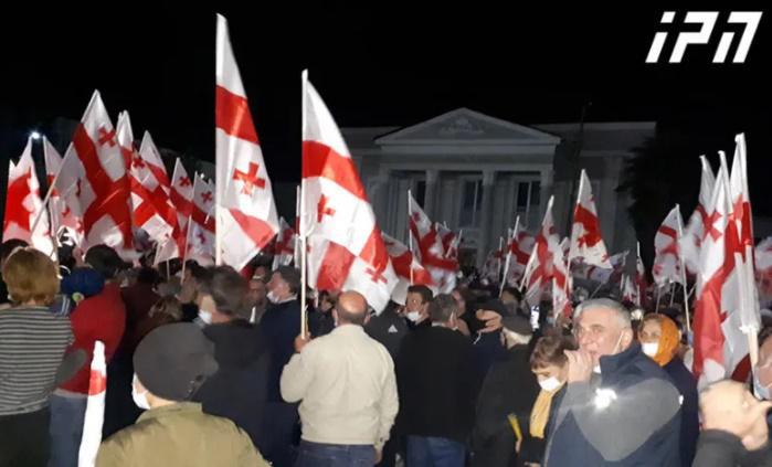 "არ შეიძლება არ გავაგებინოთ საქართველოს, რომ ვერ წაგვართმევენ არჩევანს" - ზუგდიდში "ნაცმოძრაობის" წევრები და მხარდამჭერები შეიკრიბნენ