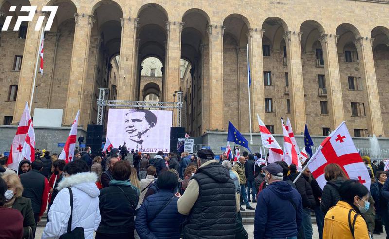 "კორუფციის და უკანონოდ გაცემული საბუთების გამო არის, რომ ჩვენს შვილებს ნანგრევების ქვეშ ვეძებთ, ახლა მდუმარების დრო არ არის" - თაკო ჩარკვიანი