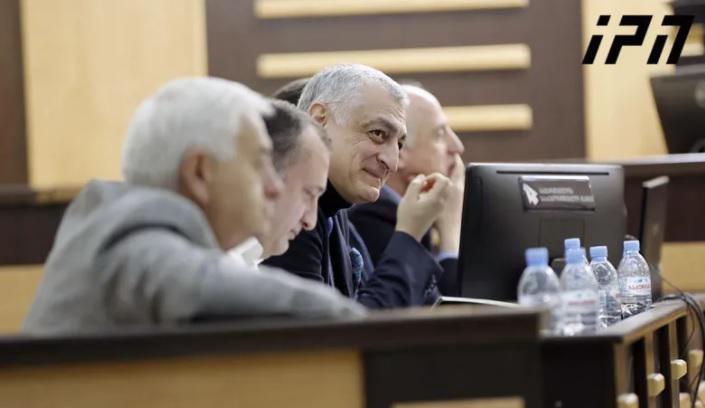 "აიფონი" გაქვს, აკრიფე და ნახე რამხელა ზარალია... ამის ხმარებაც არ იცით და ფინანსებზე მელაპარაკებით, ოროსნებო" - ხაზარაძე პროკურორს