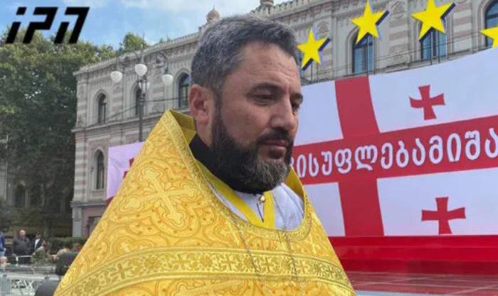 "მოვუწოდებ ყველას, ქუდზე კაცი გამოდით და აღვსდგეთ" - აქციაზე დნეპროპეტროვსკის ფერიცვალების ტაძრის მოძღვარი მივიდა