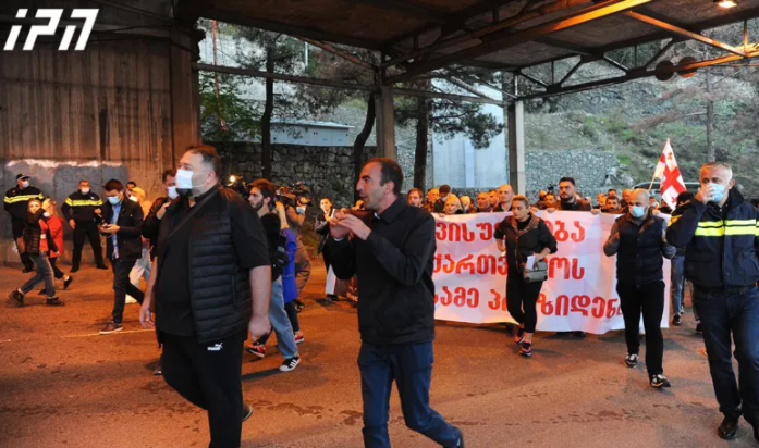 "მიშა, მიშა, თავისუფლება მიშას" -  ბიძინა ივანიშვილის ბიზნესცენტრთან აქცია მიმდინარეობს