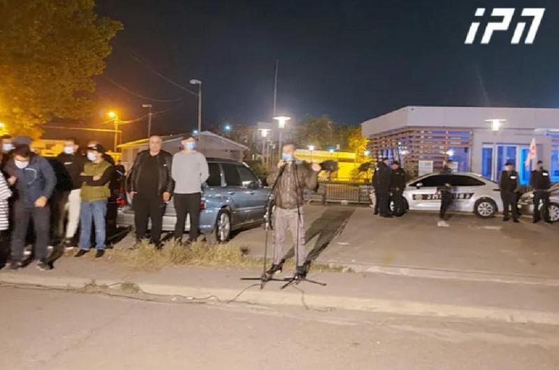 სააკაშვილის საწინააღმდეგო აქცია რუსთავის ციხესთან - აქციის მონაწილეები აცხადებენ, რომ ექსპრეზიდენტი პატიმრობიდან არ უნდა გათავისუფლდეს