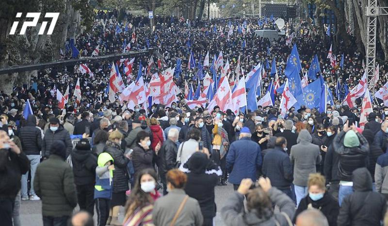 რა ხდება ახლა თავისუფლების მოედანზე, სადაც "ქართული ოცნების" მხარდამჭერები იკრიბებიან (ფოტოები)