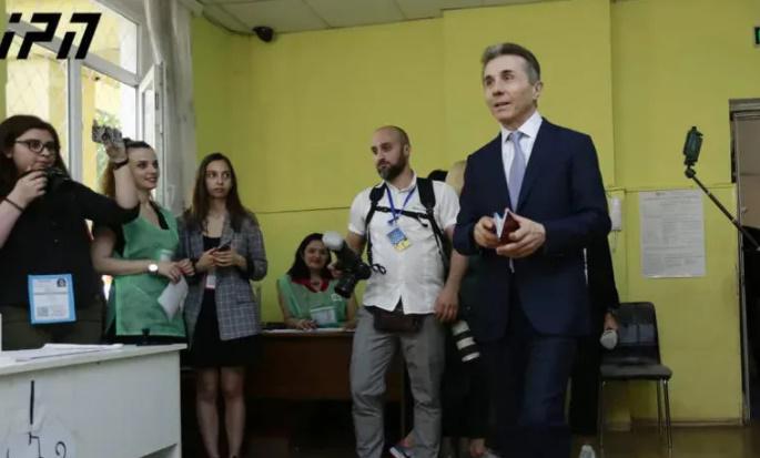 ბიძინა ივანიშვილმა საკუთარი არჩევანი დააფიქსირა - ექსპრემიერი საარჩევნო უბანზე მეუღლესთან ერთად მივიდა